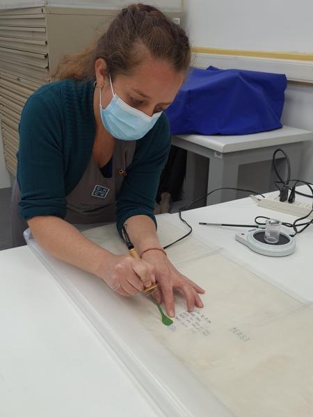 Figura 34. Aplicación de ciclododecano para sismograma núm.  37  del terremoto de 1960 (Fotografía: Hortuvia Atenas, V. 2021. Archivo CNCR. UPGD886.54). upgd886.54.jpg