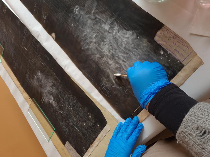 Figura 36. Detalle del proceso de desinfección de sismogramas deteriorados afectados por hongos (Fotografía: Pradenas Farías, C. 2021. Archivo CNCR. UPGD901.04). upgd901.04.jpg