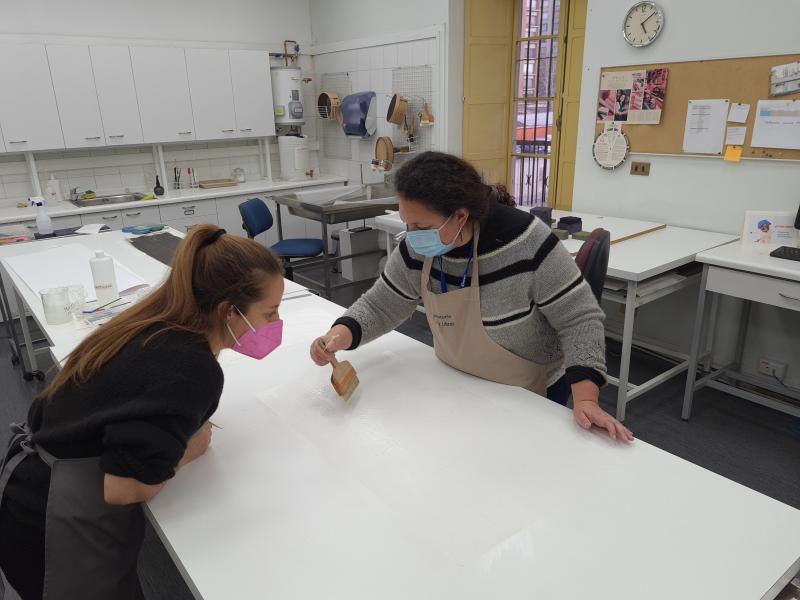 Figura 37. Proceso de laminado (Fotografía: Pinilla Rodríguez, O. 2021. Archivo CNCR. UPGD901.26). upgd901.26.jpg