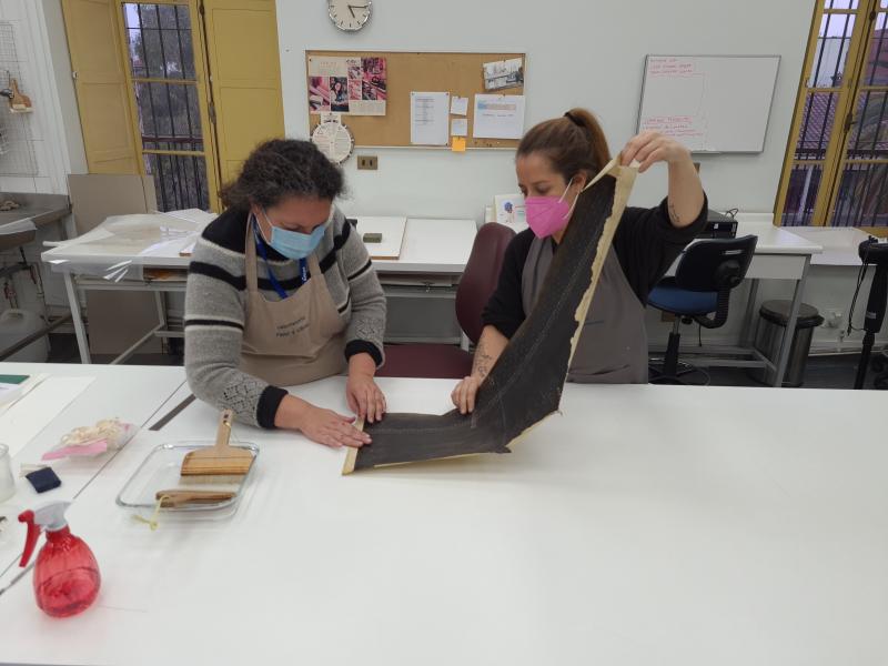 Figura 38. Proceso de laminado (Fotografía: Pinilla Rodríguez, O. 2021. Archivo CNCR. UPGD901.27). upgd901.27.jpg