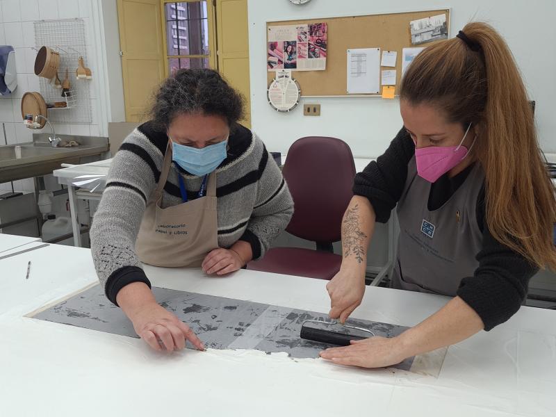 Figura 40. Proceso de laminado (Fotografía: Pinilla Rodríguez, O. 2021. Archivo CNCR. UPGD901.32). upgd901.32.jpg