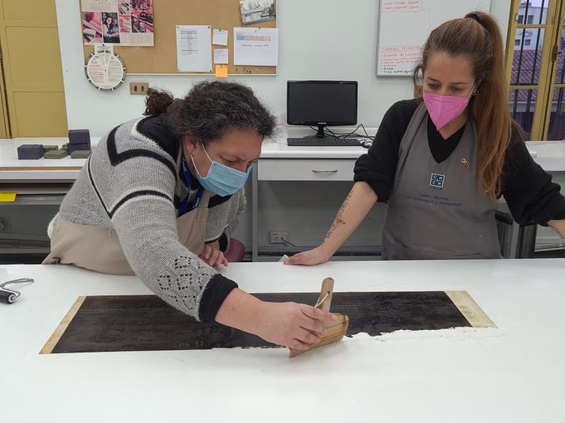 Figura 41. Proceso de laminado (Fotografía: Pinilla Rodríguez, O. 2021. Archivo CNCR. UPGD901.34). upgd901.34.jpg