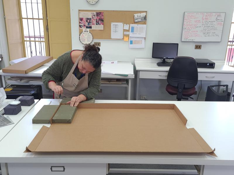 Figura 54. Proceso de elaboración de caja modelo clamshell en cartón corrugado (Fotografía: Constanzo Castro, C. 2022. Archivo CNCR. UPGD910.10) upgd910.10.jpg