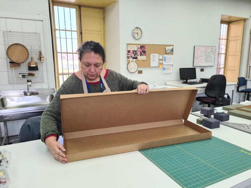 Figura 55. Proceso de elaboración de caja modelo clamshell en cartón corrugado (Fotografía: Constanzo Castro, C. 2022. Archivo CNCR. UPGD910.12) upgd910.12.jpg