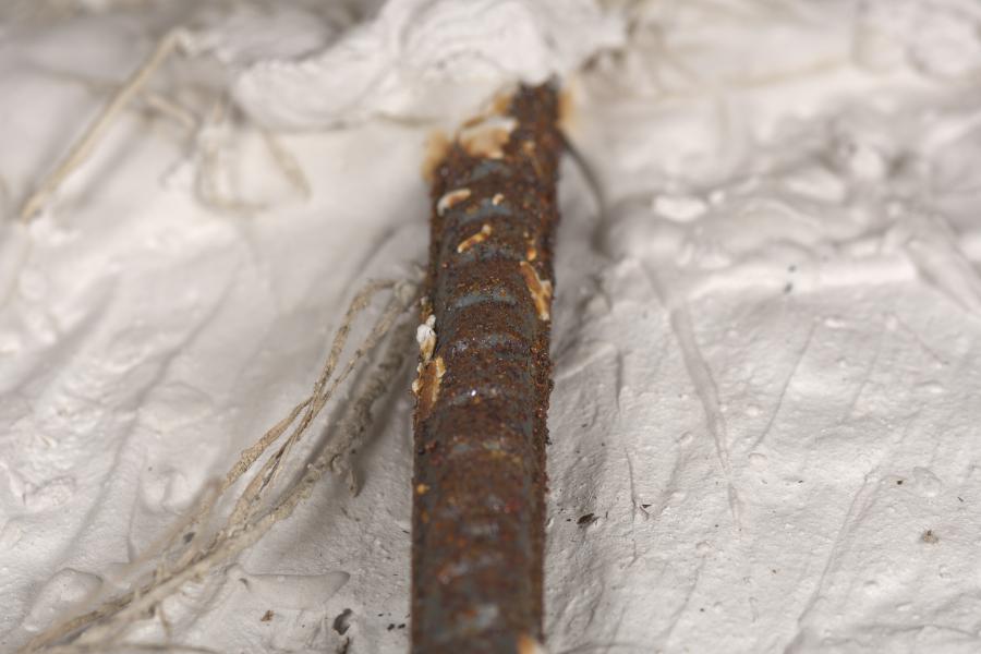 Corrosión de metales al interior del busto