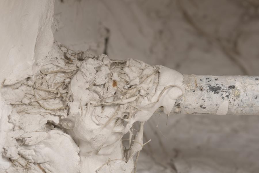 Unión de barra metálica con el yeso